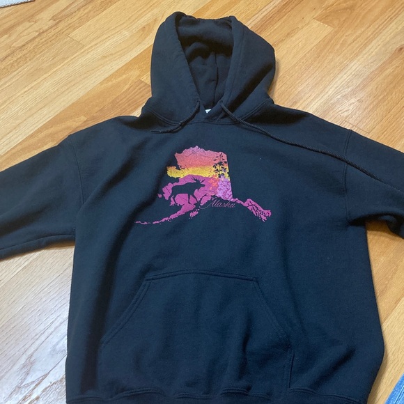 Gildan Black Heavy Blend Alaska Hoodie - Picture 1 of 4